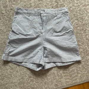 Shorts  - Svala och bekväma randiga shorts från NA-KD Lisa o Lenas kollektion💗Storlek 36/S. Används fåtal gånger💗