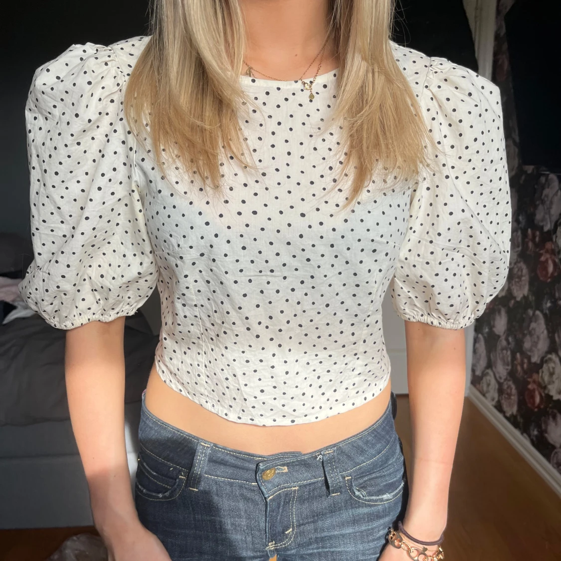  prickig blus med puffärmar och rosett