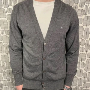 J.Lindberg kofta - J.Lindeberg kofta i 100% merinoull. 10/10 skick utan några defekter. Sitter som storlek M. Skriv om det finns några frågor.