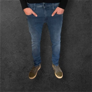 Replay hyperflex - Replay anbass hyperflex helt nya, mycket exclusiva med sin hyperflex modell|| Storleken är 29 34 och modellen är 187cm||Ny pris 2060:- mitt pris 799:-||Pris går att diskutera, ställ gärna frågor!