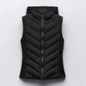 Svart zara väst  - Svart Zara väst!! Köpt länge sen men säljer pga av att jag inte använder den längre. Västen har en passform som formar midjan och har använts ett antal gånger men är i bra skick fortfarande, storlek XS. Andra bilden är inte min bild. 