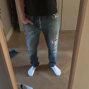 Blå jeans från Jacob Cohën - OBS STEAL‼️Säljer ett par blå jeans från Jacob Cohën till en dunderpris. Nypris 9-10 tusen kronor. Modell 688 (alltså straight/slim fit) Viktigt att tillägga är att det endast finns 321 av just denna upplaga i världen(dessa är nr 186) storlek 32/32.
