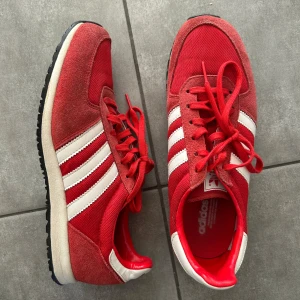 Adidas sneakers  - Jättesnygga röda adidas sneakers som jag älskar men de kommer inte till användning. De är använda ett fåtal gånger men väl omhändertagna. De är äkta. Perfekta för dig som gillar retrostil och vill sticka ut med färg. Hör av dig om du har frågor🥰🥰