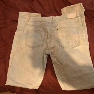 Ljus blå lågmidjade jeans - Säljer ett par ljusblå jeansbyxor från fit sqin. Byxorna har raka ben och lågmidjad passform. Tidlös färg som passar till det mesta.midja är 76 och längd 80