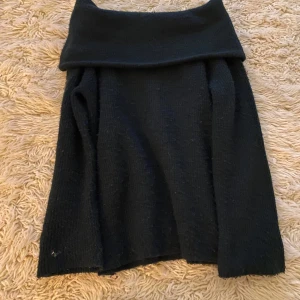 Mörkgrön off shoulder tröja från H&M - Säljer en mörkgrön off shoulder tröja från H&M i storlek XS. Tröjan är stickad och perfekt för höst och vinter. Den har en enkel design som passar till många olika outfits. Perfekt för både vardag och fest! Jag säljer tröjan eftersom den inte riktigt passar mig, men annars är den i jätte bra skick och mysig. Juste de går att diskutera pris!!💗💗🔥