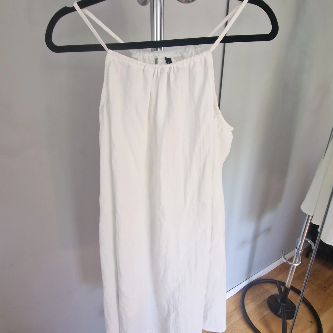 Vit sommarklänning från Divided