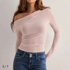 Ljusrosa offshoulder topp - Jag säljer en super mjuk och fin topp från Nelly då den aldrig kommit till användning och är därför i nyskick. Nypris är 250 kr🩷🩷🩷