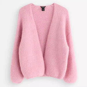 Rosa stickad kofta från Lindex  - Mysig rosa stickad kofta med lång ärm och öppen front. Koftan har en oversized passform, nypris 399kr. Supermjuk och fluffig känsla, perfekt till sena sommarkvällar💓