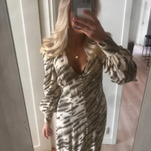 Lång klänning  - Säljer denna långklänning köpt från NK för ca 1 år sedan. Använd ca 4 gånger. Nypris: 3890kr. 