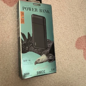 powerbank - Säljer en svart powerbank från Remax Lango Series, modell RPP-96. Den har 2 USB-portar och en kapacitet på 10000mAh. Laddar med max 2.1A och passar perfekt för att ladda mobilen eller surfplattan på språng. Kommer i originalförpackning.