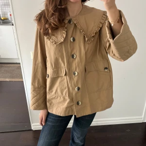 Ganni jacka - Superfin vårjacka från ganni, bra skick och i storlek 38, passar även 36 bra❣️