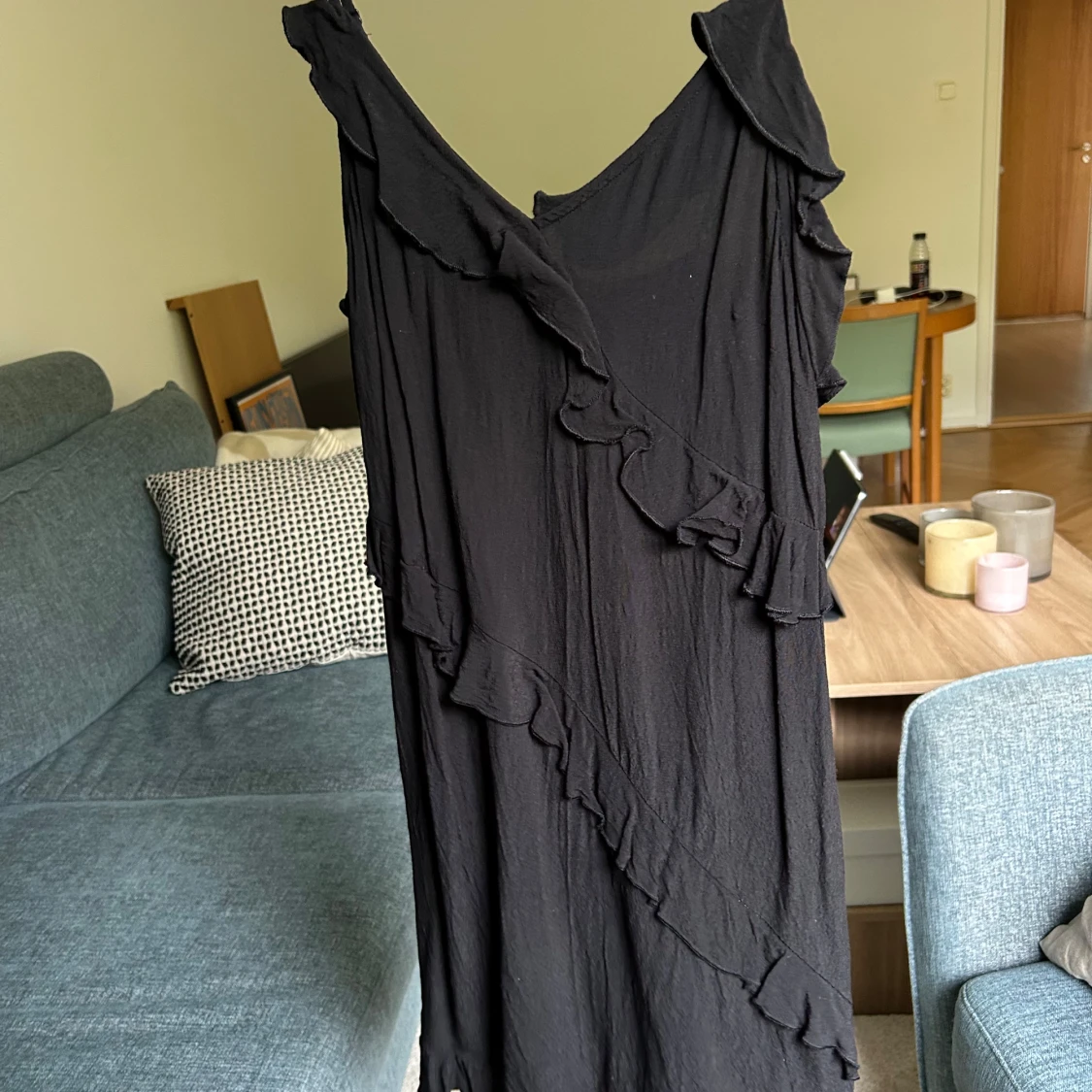 Svart volangklänning från H&M - 1