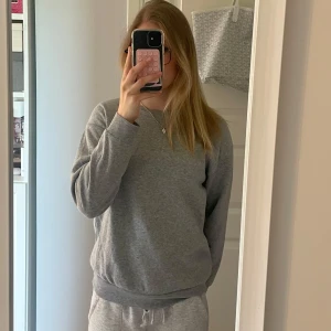 Grå sweatshirt - Mysig grå sweatshirt med rund hals och långa ärmar. Storlek S🤍🫶🏽