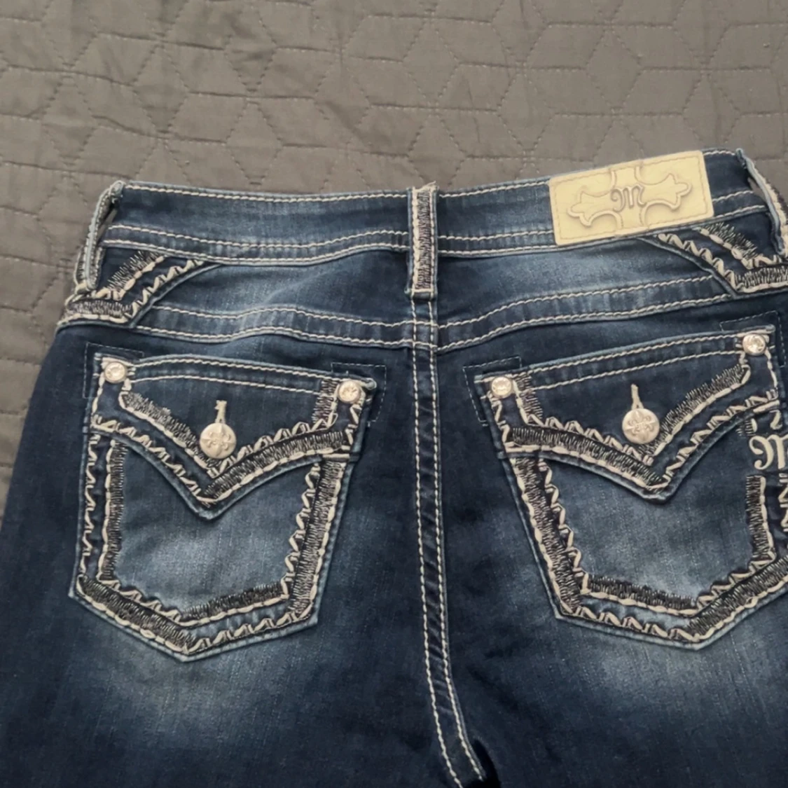 Mörkblå jeansbyxor från Miss Me - 1