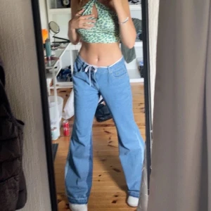 Y2k low waist jeans med tryck - Säljer dessa TVÄRfeta lågmidjade jeansen med tryck baktill 💚 använder de inte tyvärr, men de är utsvängda och passar mig (175) i längden! Köpare står för frakt 😇 dm för frågor / bilder