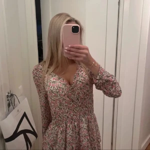 Blommig volangklänning med v-ringning -  Perfekt klänning för vår och sommar som är i fint skick! Storleken är L men skulle säga att den sitter som en s/m då zara tenderar att vara mindre i storleken på vissa plagg! Säljer klänningen pga att jag har 2 stycken! Kan gå ner i pris vid snabb affär! Hör av er vid frågor💖