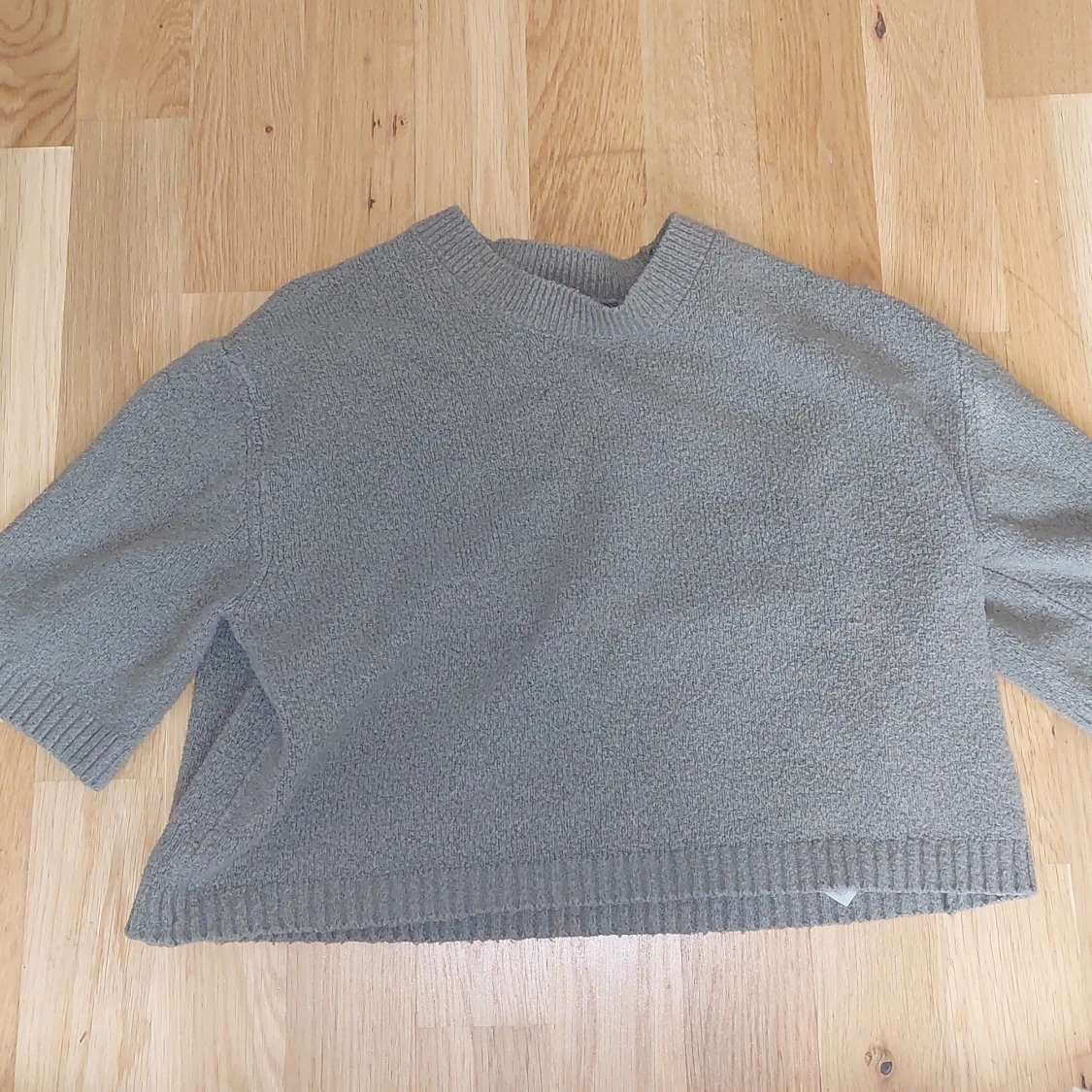 Grå croppad stickad tröja