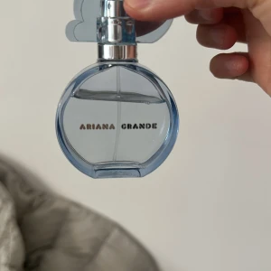 Ariana Grande Cloud Eau de Parfum - Säljer 210 KR!  Bild tagen 27 april-2025