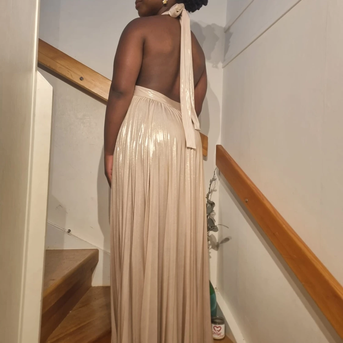 Guldig långklänning med halterneck - 2