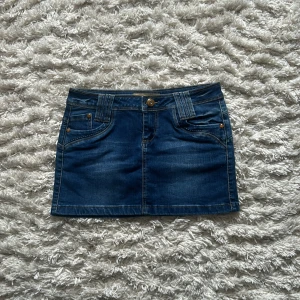 Lågmidjade jeanskjol  - Midjemåttet är 37 cm. Priset går att diskutera.🩷