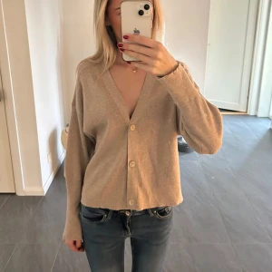 Kofta  - Jätte gullig kofta, köpt här på plick men säljer då den inte passade mig riktigt och kommer inte till användning där efter, pris kan diskuteras om de skulle vara så🤍