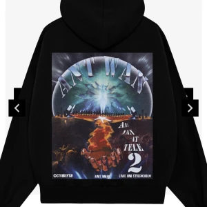 Antwan tele2 arena hoddie - Säljer en svart hoodie från Ant Wan med stort grafiskt tryck på ryggen och texttryck fram från tele2 arena. 