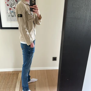 Stone Island over shirt - Jag säljer en stone Island overshirt. Dennna overshirt är sjukt snygg är är väldigt bra nu inför sommaren. Den sitter väldigt bra och är sjukt bekväm att gå runt med. Storleken är 12/156. Priset kan diskuteras vid köp