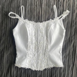 Vit korsett topp - Superfin med blommor och små pärlor☺️tyvärr lite för stor för mig, stängs med dragkedja
