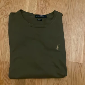 Olivgrön tröja från Polo Ralph Lauren - Säljer nu en olivgrön tröja från Polo Ralph Lauren. Tröjan är i fint skick och är storlek M men passar mig som har S. Hör av er vid frågor eller funderingar!