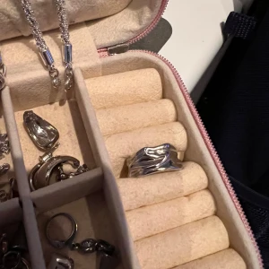 Silver ring  - Jättefin silver ring från vickicom💗 justeringsbar. Aldrig använd pga bytt från silver till guld. (Säljer inga andra smycken som visas i bilden än ringen)