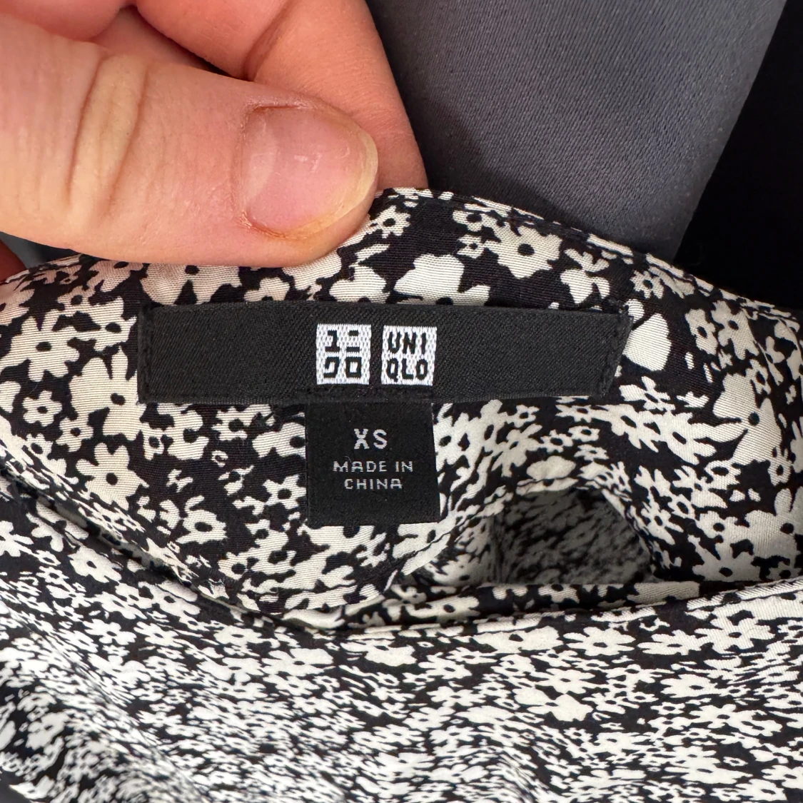 Svartvit blommig klänning - 4