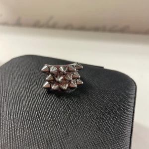 Edblad ring - Säljer denna jättw snygga edblad peak ringen i strl 18,5/L. Syns inga tecken på användning ock säljer för att jag har två stycken💕