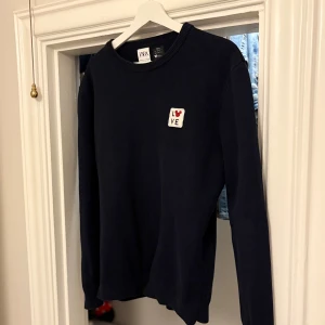 stickad tröja - Säljer en mörkblå tröja från Zara i samarbete med Disney Mickey Mouse | storlek M men passar även S | riktigt schysst tröja som inte går att köpa längre online eller i affär, tveka inte vid intresse eller funderingar.