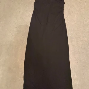Svart långklänning från Shein - Elegant svart långklänning från Shein med en stilren design. Perfekt för en kväll ute eller en speciell tillställning. Klänningen har en smickrande passform och är tillverkad i ett mjukt material. Den är i helt ny skick 