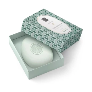 Ny! The Ritual of Jing Shampoo & Body Bar - Ny! Upptäck en exklusiv, tvålfri rengöringskaka från Rituals, berikad med jujubär och lotusblomma. Perfekt för alla hår- och hudtyper, med en mild blomdoft. Förpackad i en elegant grön ask med mönster.