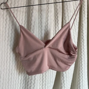 Rosa linnetopp från Shein💕 - Säljer en söt rosa linnetopp från Shein med smala axelband. 🌸