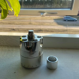 Azzaro Wanted Edp - 50ml flaska. Har haft denna nu i 1 år och säljer den pga den ej faller min smak. Ungefär 40ml kvar eftersom den knappast är använd. Låda tillkommer.