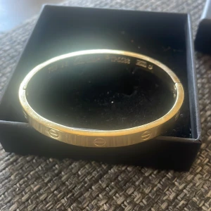 Guldarmband❤️ - Elegant guldarmband  med ikoniska skruvmönster. Tillverkat i 18 karat förgyltad guld, perfekt för att ge en lyxig touch till din stil. Armbandet har en slät och polerad yta som reflekterar ljuset vackert. Köpt utomlands. skriv för info😁Lämna gärna bud inga skambud