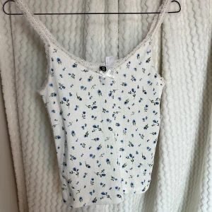 Blommig linnetopp från H&M🤍 - Söt blommig linnetopp från H&M. 🪻