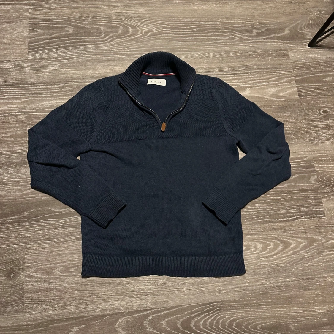 Mörkblå stickad tröja från Pier One