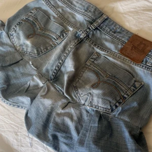 lågmidjad jeanskjol med volang😚❤️ - aaassss snygg och passar till massor! skulle säga att den sitter som en st M☺️ lite små skavanker vid volangen vilket visas på bilderna men fortfarande jätte fin😋 prisklass kan diskuteras 💕🌟💕🌟