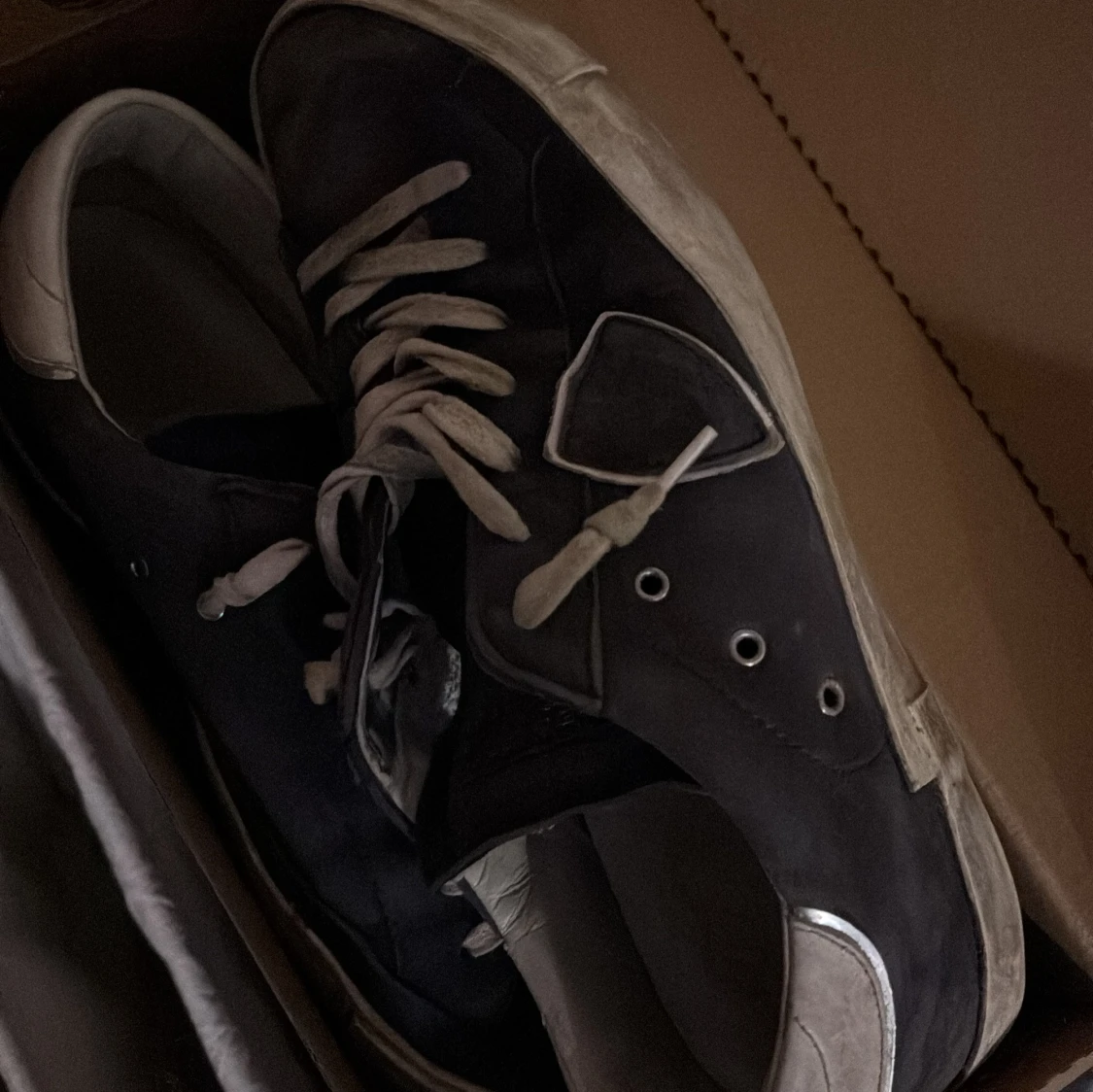 Svarta sneakers med vita detaljer