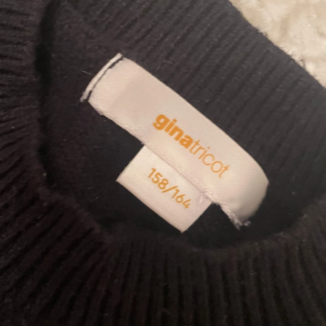 Svart tröja med stjärnor från Gina Tricot - 2