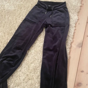 Mörkblå  mjukisbyxor med snörning - Säljer ett par mörkblåa mjukisbyxor i velour. Väldigt bra skick då de var försmå när jag fick hem den. Alltså aldrig använt. 
