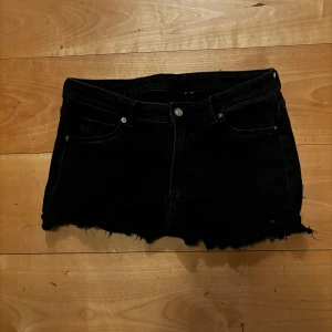 Jeans shorts - Ett par jeansshorts som från början var ett par jeans! Har klippt o sprättat själv så de är absolut inte perfekta men därav inte super dyra heller🩷 Skulle nog säga att de passar M. Hör av er för om ni skulle vilja ha fler bilder då de mellan benen är lite invikt på bilden som man inte ser men verkligen inte ser när de sitter på, men annars är det bara klicka köp nu!🎊💘 pris kan absolut diskuteras💞 Jeansen är originellt från H&M innan jag klippte dom🩷