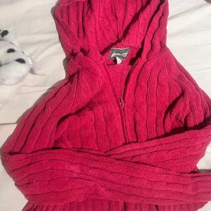Rosa stickad hoodie från Aéropostale - Säljer en snygg rosa stickad hoodie från Aéropostale. !!Slutar under bröstet!! Den har en dragkedja framtill och en mysig huva. Perfekt för kyliga dagar när du vill vara både bekväm och stilren. Passar bra till jeans eller leggings.
