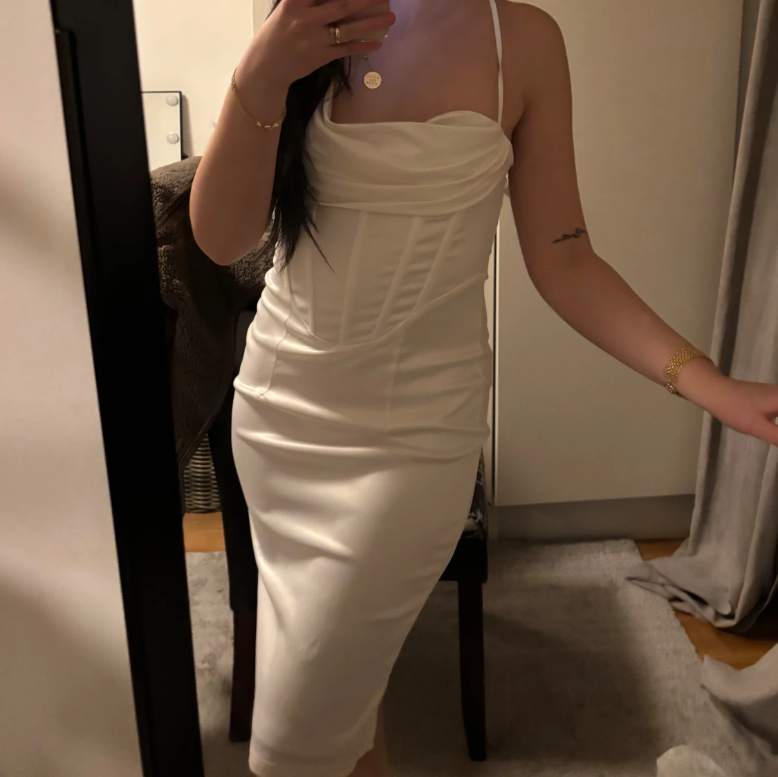 Vit axelbandslös klänning - 2