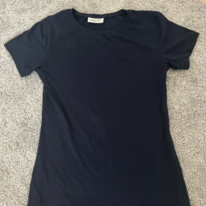 Mörkblå t-shirt från Kappahl  - Säljer en stilren mörkblå t-shirt från KappahlDen har en klassisk rund hals och korta ärmar, perfekt för en avslappnad look. Passar bra till både jeans och shorts.