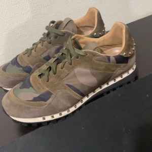 Valentino Rockrunner - Säljer mina unika valentino rockrunner sneakers i ett snyggt camouflagemönster.Väldigt bekväma skor som passar i alla väder. Skorna är i ett använt men ändå bra skick. Skorna är i storlek 43 men passar även 44. Box och dustbag medföljes med skorna. Priset är diskutabelt vid snabb affär. Hör av er vid mer frågor samt funderingar!