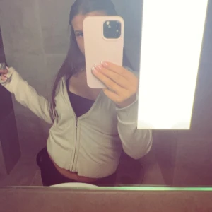 Beige hoodie med dragkedja - Säljer denna soft goat likande zip tröjan, supersnygg och som ny! I storlek 170 men även som s